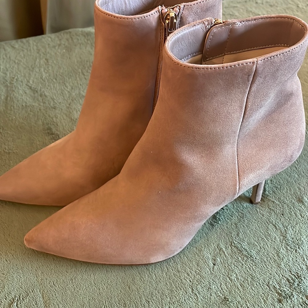 NEW! L’Agence “Aimée” Suede Booties in Nude / Tan Sz 39 (US Women’s 9)